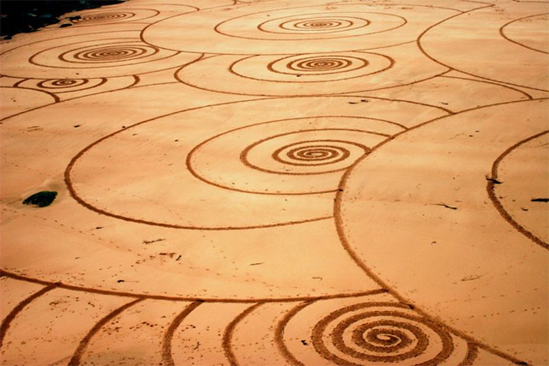 Масштабные картины на песке Тони Планта