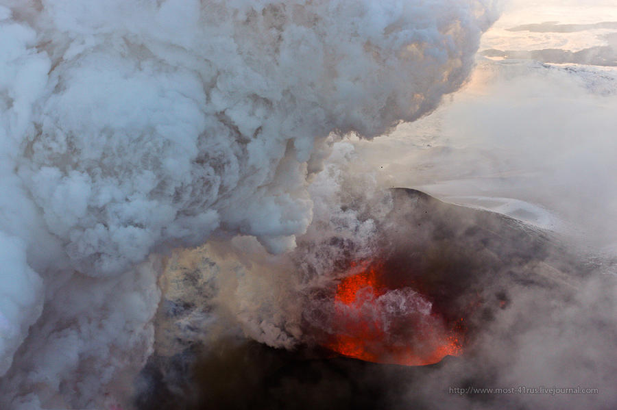 Пролетая над извержением вулкана Плоский Толбачик
