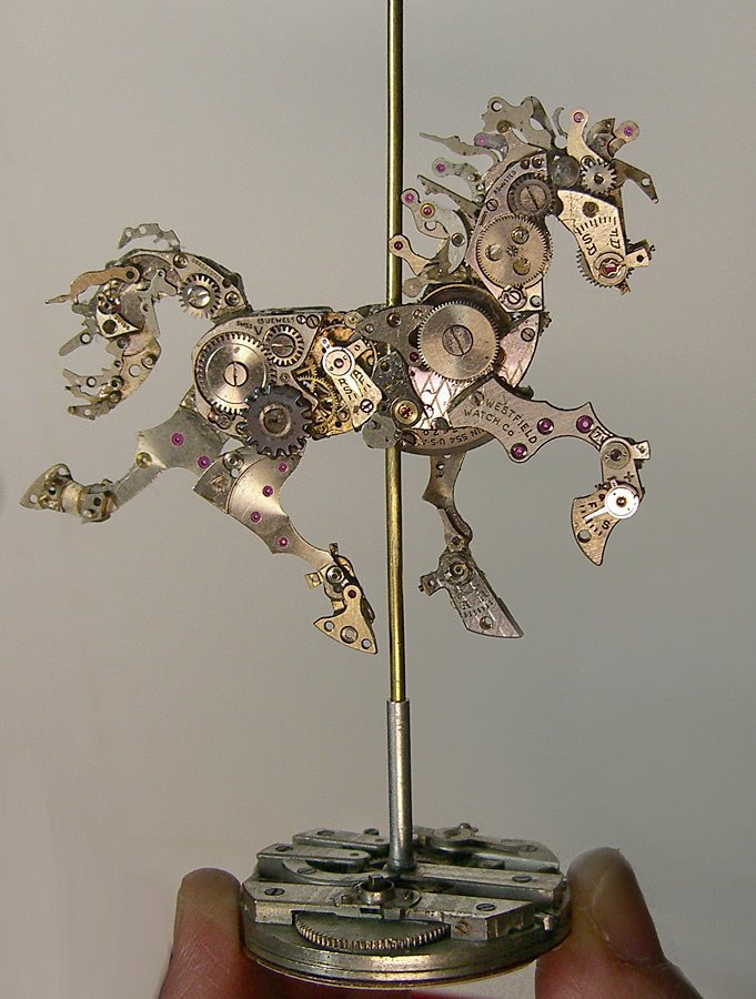 Миниатюрные стимпанк-скульптуры из механических часов