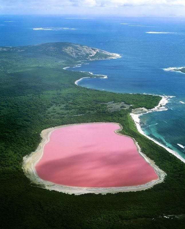 Озеро Хиллер с необычным цветом воды