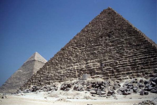 Пирамиды Менкаура (Микерина) и Хафра (Хефрена) в Гизе, сложенные из известковых блоков; в основании пирамиды Менкаура (на переднем плане) лежат глыбы гранита и гранодиорита, доставленные из района Асуана