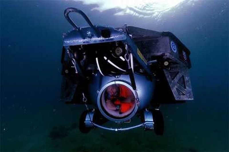 Американец совершил первое погружение в подводной лодке из мусора