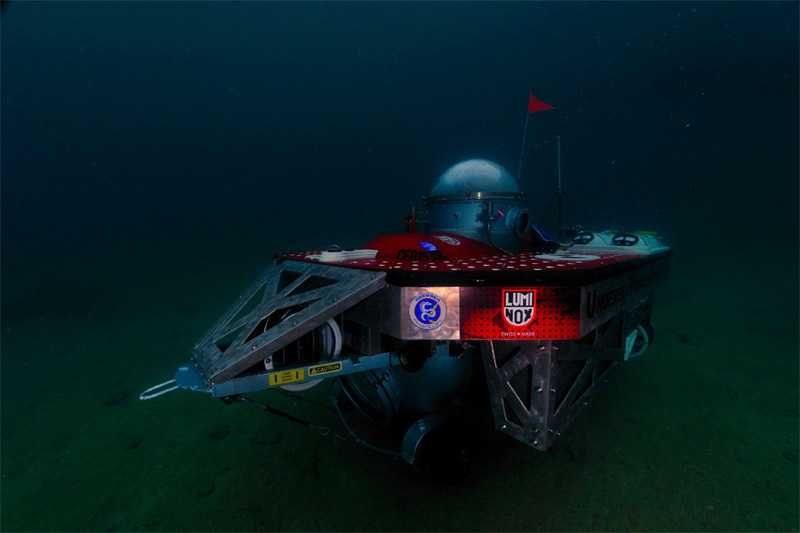 Американец совершил первое погружение в подводной лодке из мусора