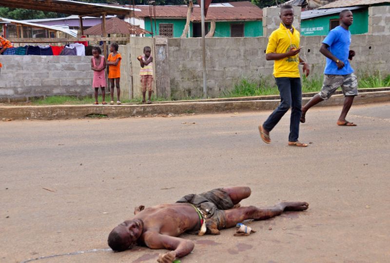 В столице Либерии — городе Монровия — безжизненное тело человека, которого местные жители считают инфицированным вирусом Эбола