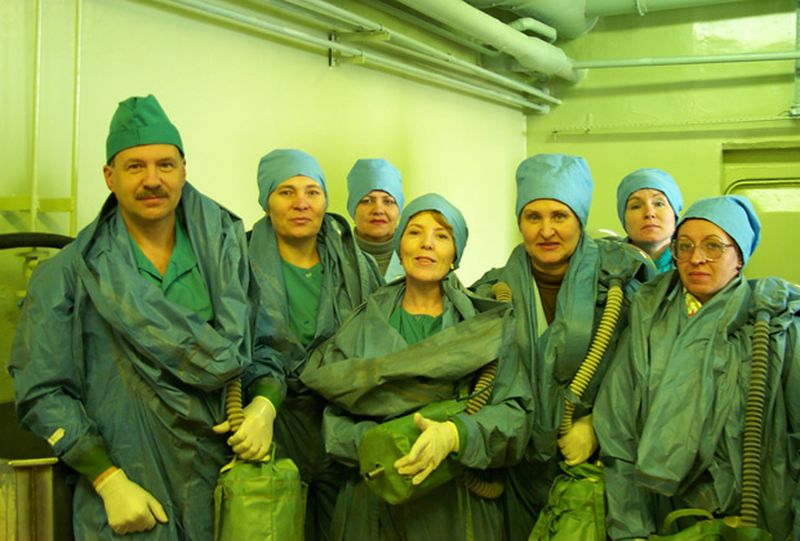 Коллектив лаборатории особо опасных вирусных инфекций Новосибирского вирусологического центра «Вектор» ( вторая справа — Антонина Преснякова, погибшая в результате заражения Эбола при шприцевой травме).  2004 год