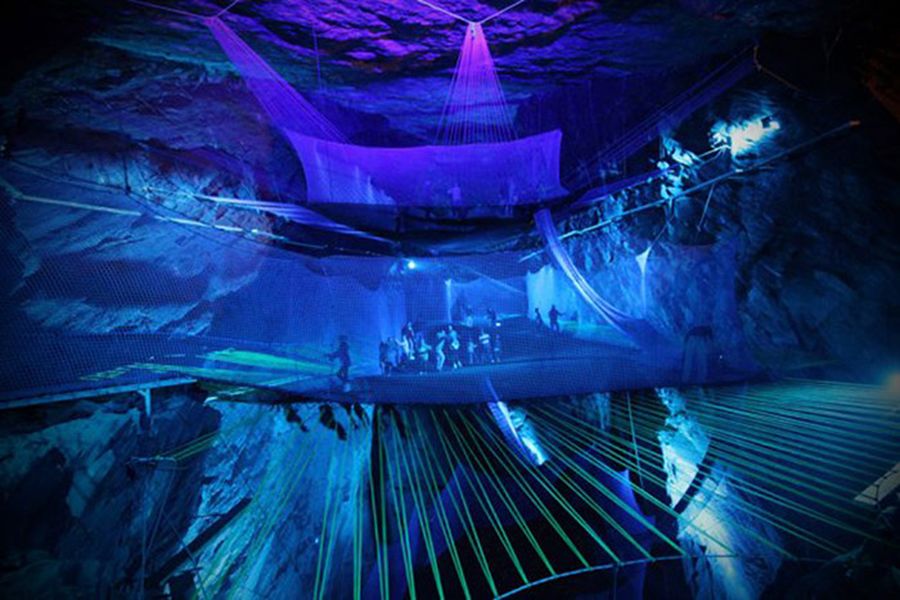 Bounce Below - самый большой в мире подземный батут