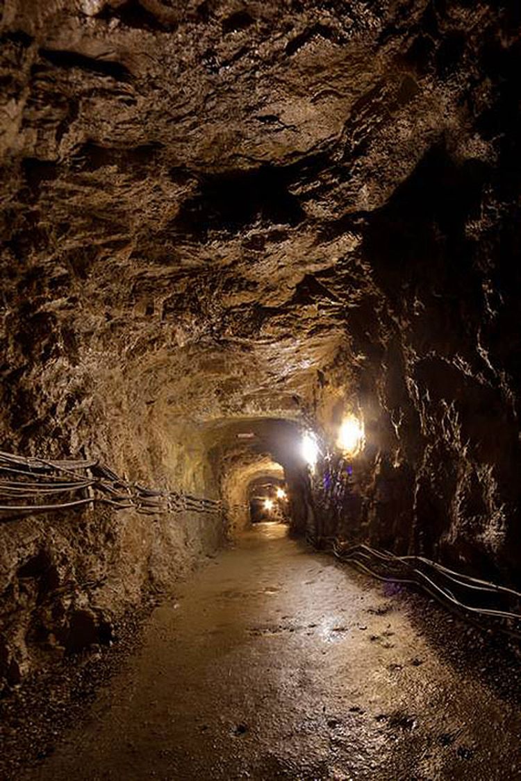 Bounce Below - самый большой в мире подземный батут
