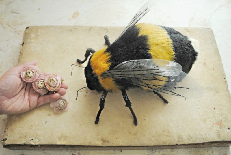 Псевдореалистичные животные и насекомые из текстиля художника Мистера Финча
