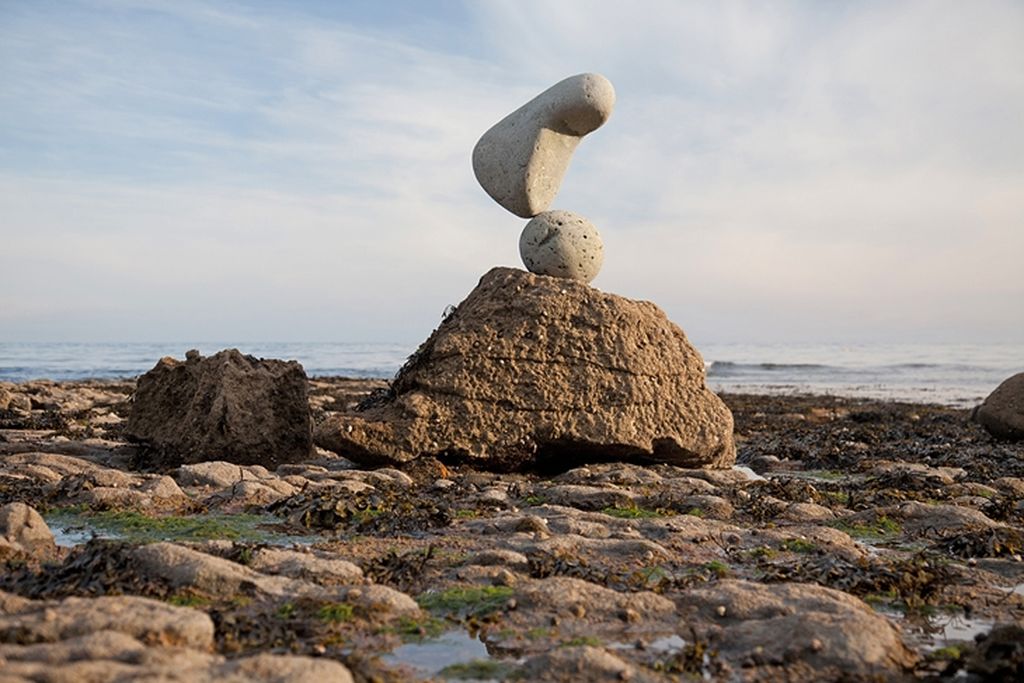 Балансирующие каменные скульптруры Андриана Грея (Adrian Gray)
