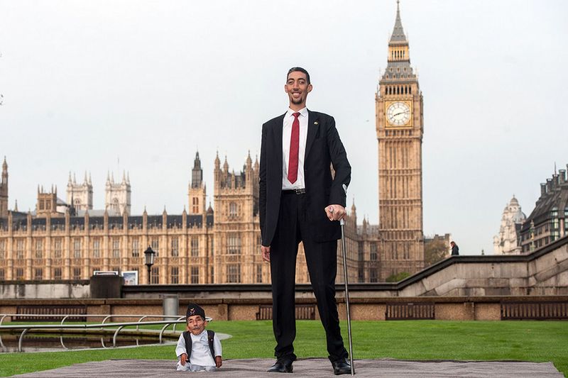 Самый высокий человек в мире впервые встретился со своим антиподом