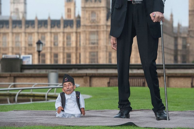 Самый высокий человек в мире впервые встретился со своим антиподом