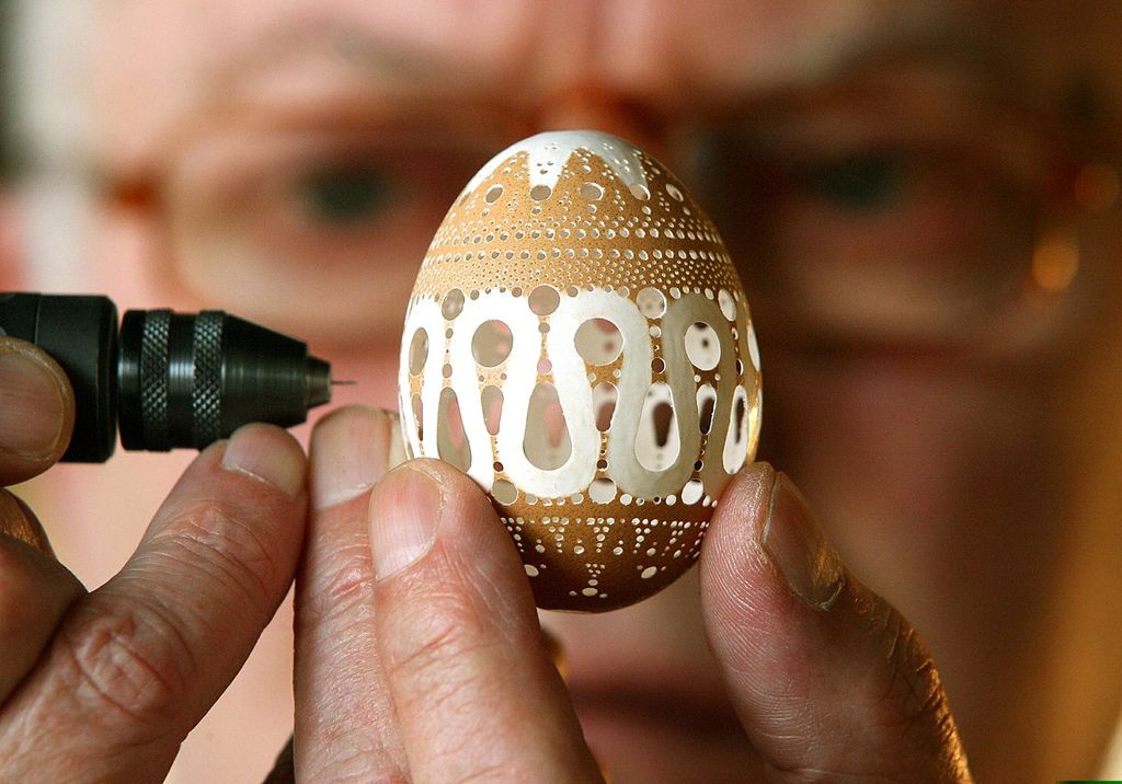 Искусство резьбы пасхальных яиц