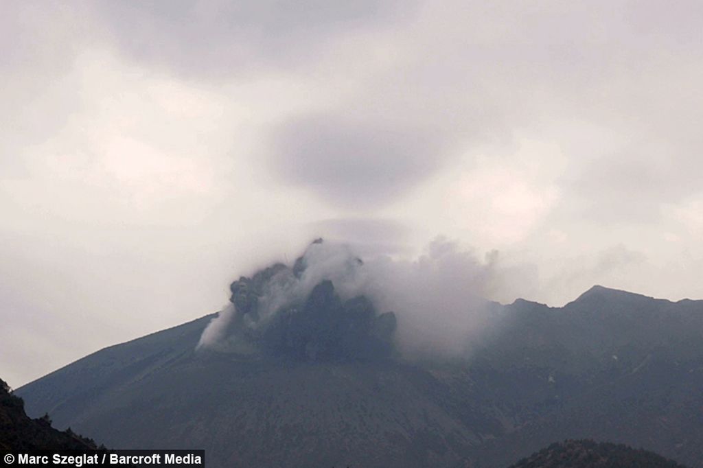 Редкие вулканические молнии удалось снять на видео в Японии