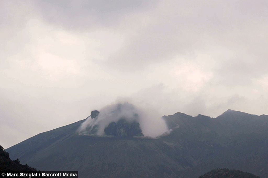 Редкие вулканические молнии удалось снять на видео в Японии