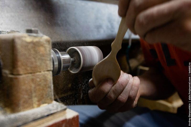 Как делают деревянные ложки
