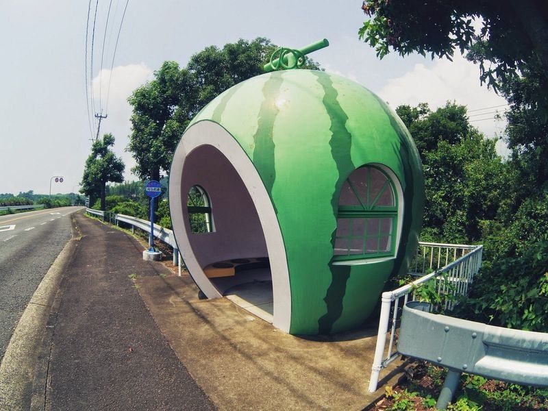Креативные автобусные остановки-фрукты в Японии