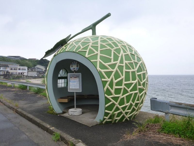Креативные автобусные остановки-фрукты в Японии