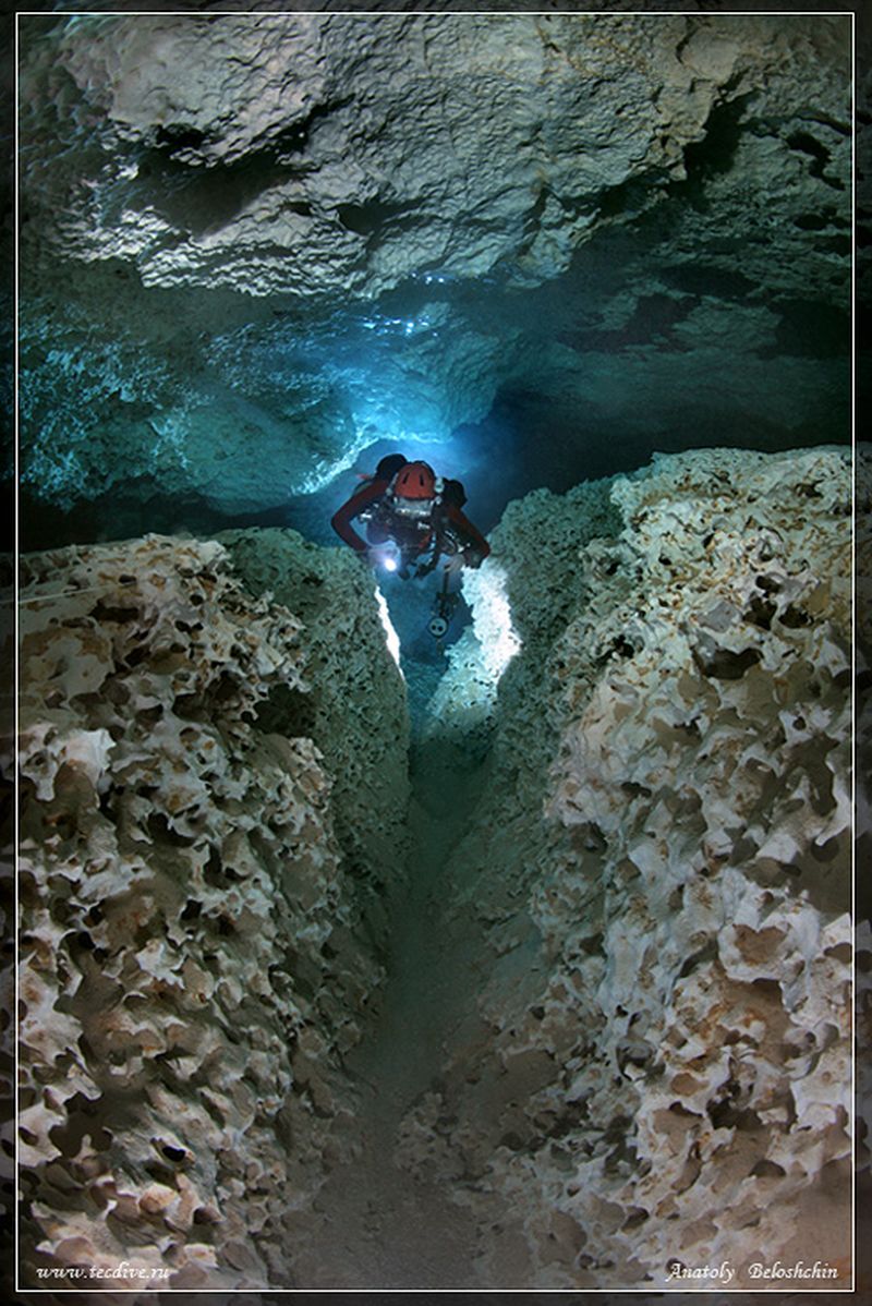 Вертикальная пещера затоплена водой можно найти уровень. Подземная река Сак-Актун. Сак Актун Мексика. Пещера Сак Актун Мексика. Сак- Актун. Подземная. Река. В. Мексике.