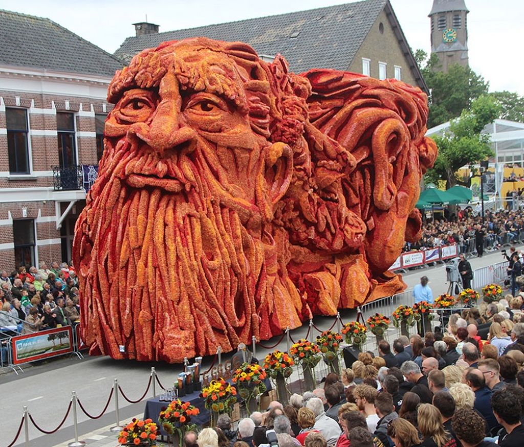 Фестиваль цветов «Bloemencorso» в Голландии посвятили Ван Гогу