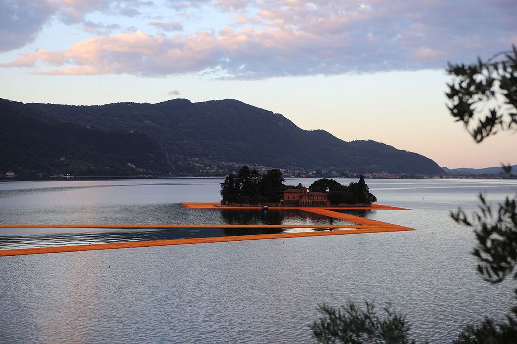 На итальянском озере Изео построили плавучую тропу