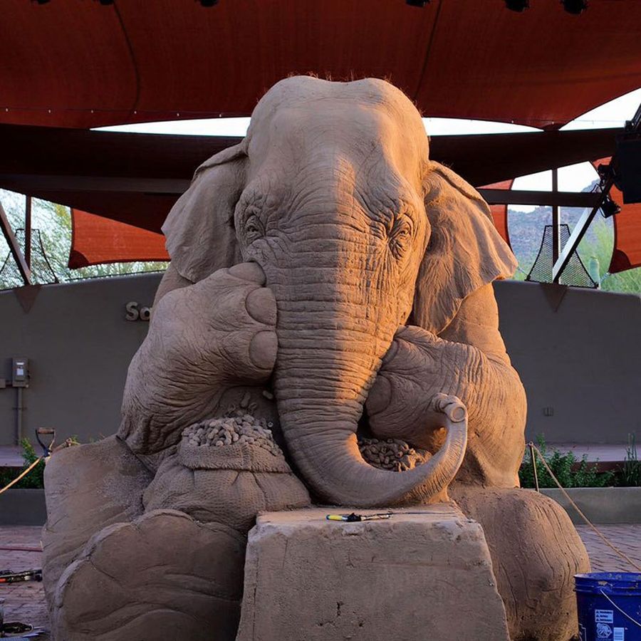 Play elephant. Скульптура слона. Статуи слонов. Песчаные скульптуры слонихи.