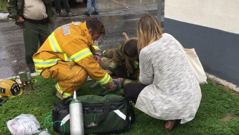 Женщина умерла спасая. Пожарный спасает девушку искусственное дыхание. Пожарный носик. Удивительное спасение девочки.