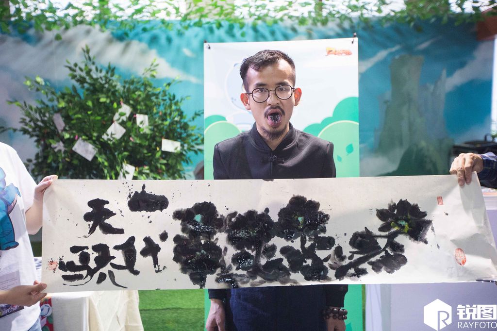 Китайский художник пишет картины языком