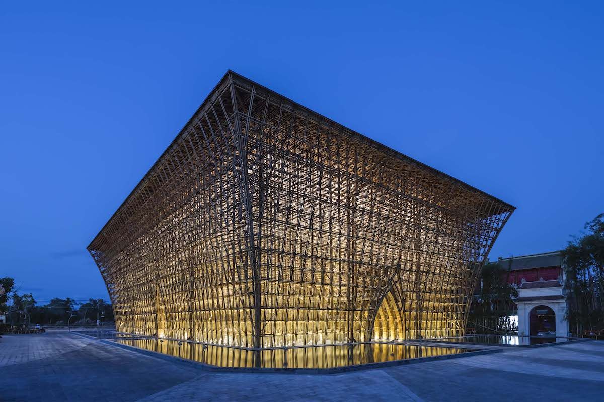Впечатляющая бамбуковая архитектурная конструкция туристического центра на вьетнамском курорте
