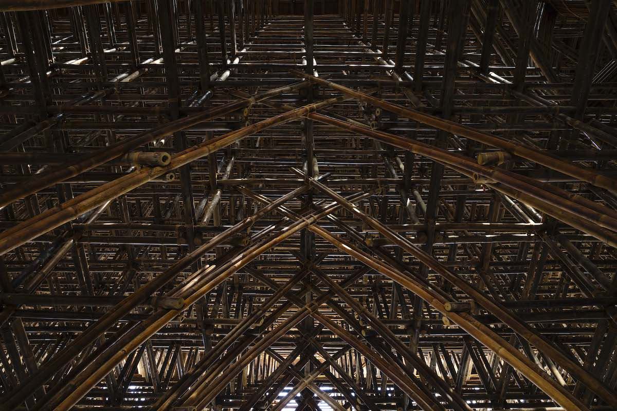 Впечатляющая бамбуковая архитектурная конструкция туристического центра на вьетнамском курорте