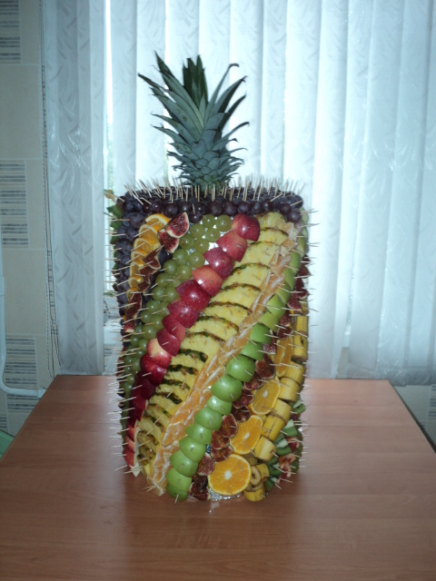 фруктовая пирамида и фруктовый букет