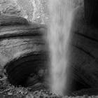 Глотка Баатары – водопад, ниспадающий в Пропасть трех мостов (Three Bridge Chasm)