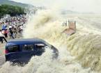 Гигантская приливная волна на реке цяньтан (qiantang)