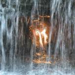 Водопад 'вечный огонь' в нью-йоркском парке chestnut ridge
