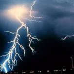 Геофизики проследили за мистическим появлением молний на ветрогенераторах