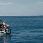 Австралиец прокатился на мотоцикле по морю, как по суше
