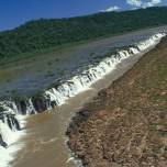 Мокона фоллс (yucumã falls) - водопад расположенный параллельно реке