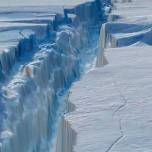 От антарктиды скоро отколется громадный айсберг