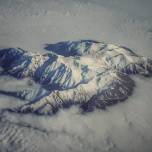 Необыкновенный вид заснеженных вершин легендарного горного массива