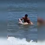 Борьба купальщика с попавшей на крючок акулой попала на видео