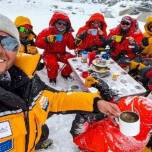 Альпинисты устроили на Эвересте высокогорное чаепитие и попали в Книгу рекордов Гиннесса