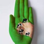 Креативная художница использует свою руку как холст для картин с крошечными фигурками