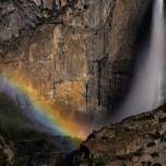 Фотограф снимает красочную радугу, которая появляется в лунном свете у водопада