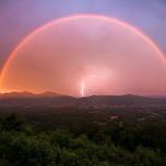 Потрясающее фото молнии в обрамлении двойной радуги
