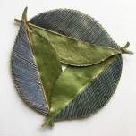Художница вышивает нежные узоры на сушеных листьях