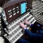 Посмотрите, как музыкант исполняет кавер на «богемская рапсодия» queen на самом большом органе в мире