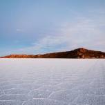 Высохшее соляное озеро уюни (исп. salar de uyuni)