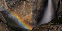 Фотограф снимает красочную радугу, которая появляется в лунном свете у водопада