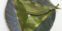 Художница вышивает нежные узоры на сушеных листьях