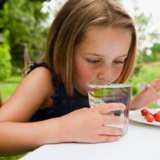 Потребление воды во время еды оздоравливает питание