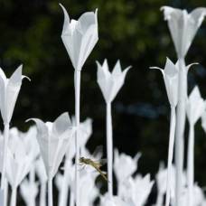 Клумба из бумажных цветов в японском парке нагасаки